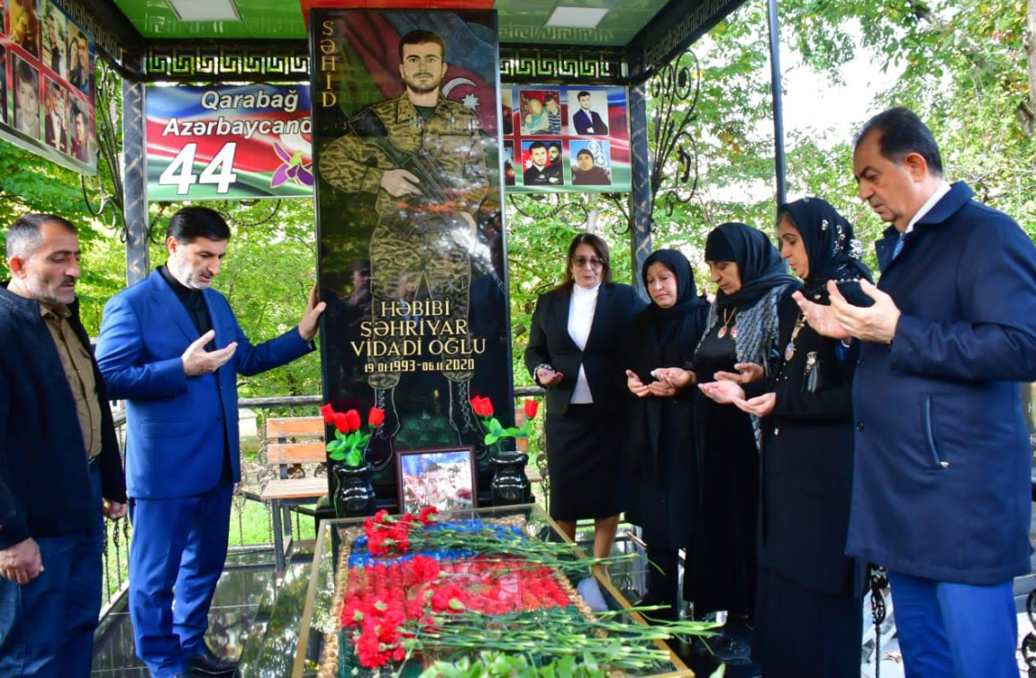 Taleh Qaraşov Vətən müharibəsi şəhidlərinin məzarını ziyarət edib - FOTOLAR